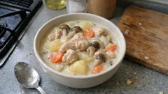 牛乳1Lで作る、濃厚まろやかクリームシチュー―分離しにくい煮込み方