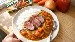 じゃがいもなしで軽やか甘口カレー：にんじん下ゆで＆ローストビーフでコクを足す作り方