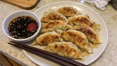 白菜たっぷりで軽いのにジューシー：鶏ひき肉の白菜餃子、パリッと焼くコツ