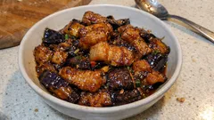 焼肉のたれ×マヨ×コチュジャンで迷わない：豚バラなすの甘辛炒め（照りよくご飯が進む）