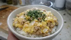 余熱でとろっと半熟に：豚ひき肉と玉ねぎのやさしい卵丼