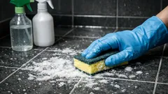 浴室の床の白い汚れが落ちない原因は水あか？石けんカス？性質で見分ける掃除法