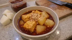 赤味噌のコクが染みる、厚揚げと大根の赤味噌煮—ごはんが進む定番おかず