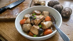 ぶりあらの臭みは湯通しで解決。レンジ里芋でほくほく「ぶりと里芋の煮物」