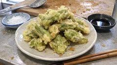 春の香りをサクッと：山うどの穂先天ぷら、卵なし衣で軽く揚げるだけ