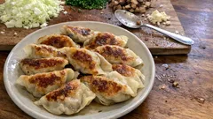 肉だねに先に味付けでブレないおいしさ:中までジューシーな焼き餃子の作り方