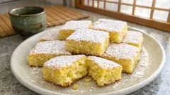 混ぜて焼くだけ。レモン果汁と皮で作る、しっとり爽やかレモンブラウニー（粉糖仕上げ）