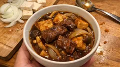 牛肉少なめでも満足：厚揚げでかさ増しする和風ビーフシチュー（麺つゆ仕上げ）