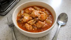 白味噌でまろやかに：チキンのトマト味噌煮（トマト缶で手軽）