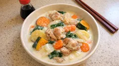 ストウブ鍋ひとつで濃厚に：野菜の水分で作る無水クリームシチュー（鶏もも＋さつまいも）